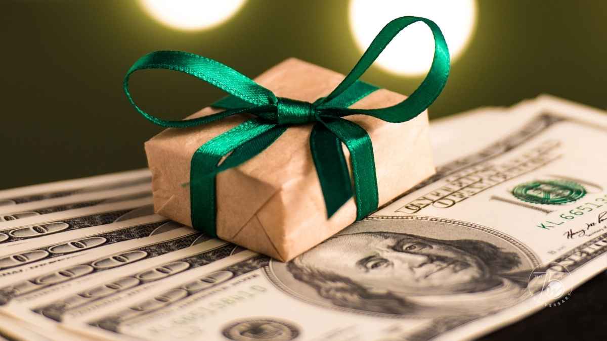 Banner image illustrating tax-free year-end giving strategies for families, highlighting 2024 and 2025 gift tax exclusion limits and tax-beneficial gift opportunities.